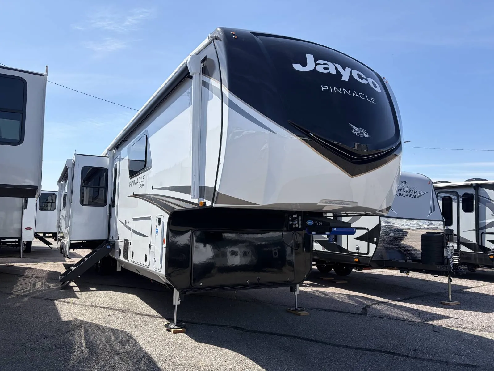 2026 Jayco Pinnacle 38FBRK - Photo 2