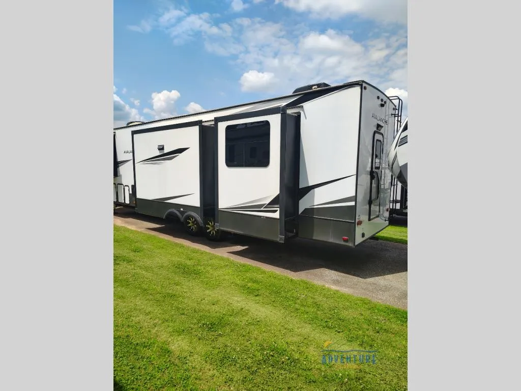 2020 Keystone Avalanche 396BH - Photo 3
