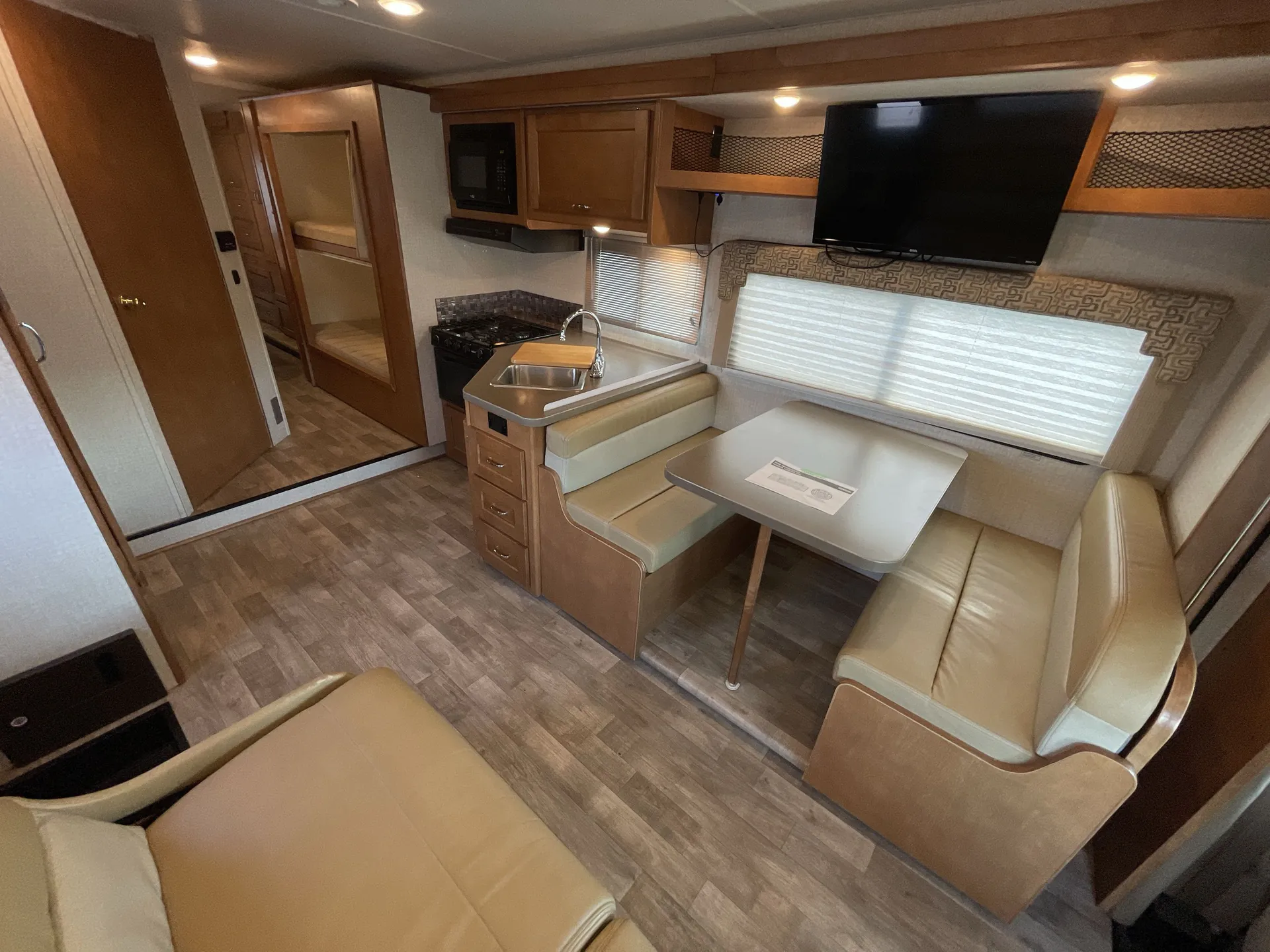 2018 Winnebago Minnie Winnie 31G — living area main