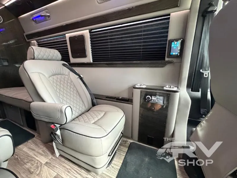 2025 Midwest Automotive Designs Luxe Cruiser D4 - Photo 4