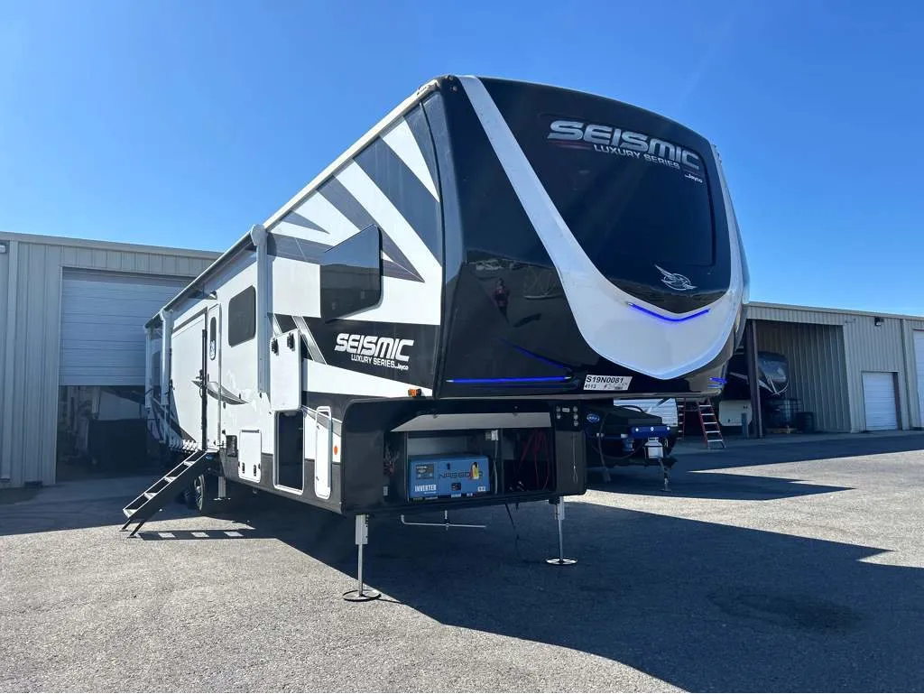 2025 Jayco Seismic Luxury Series 4113 - Photo 2