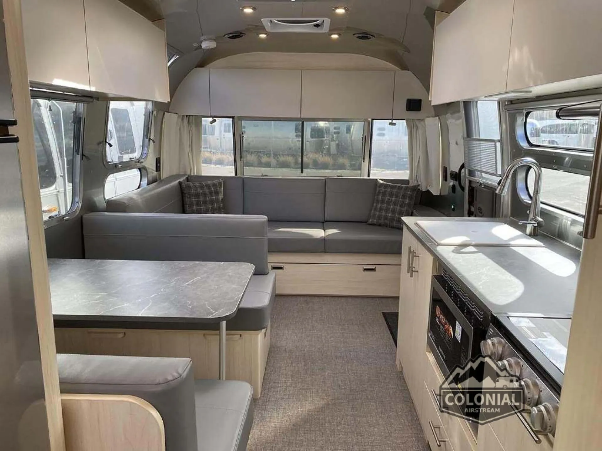 2025 Airstream Flying Cloud 30RB - Photo 3