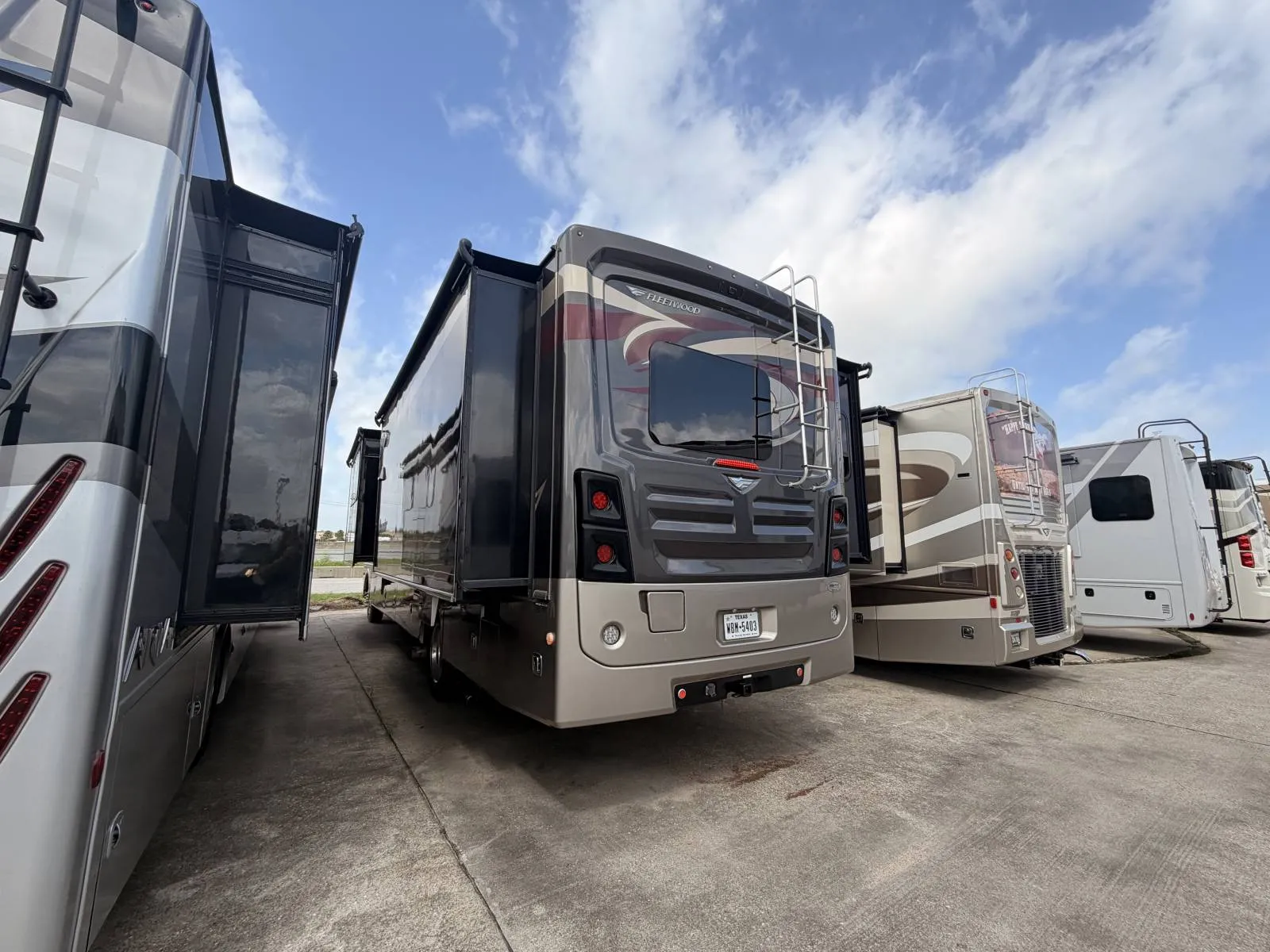 2018 Fleetwood Bounder 35P - Photo 4