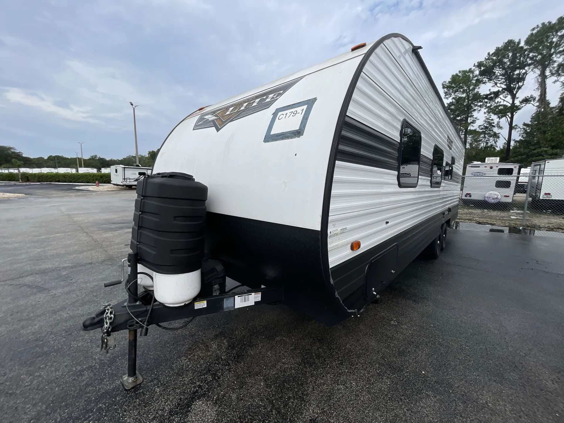 2023 Forest River Wildwood X-Lite 261BHXL — off campside