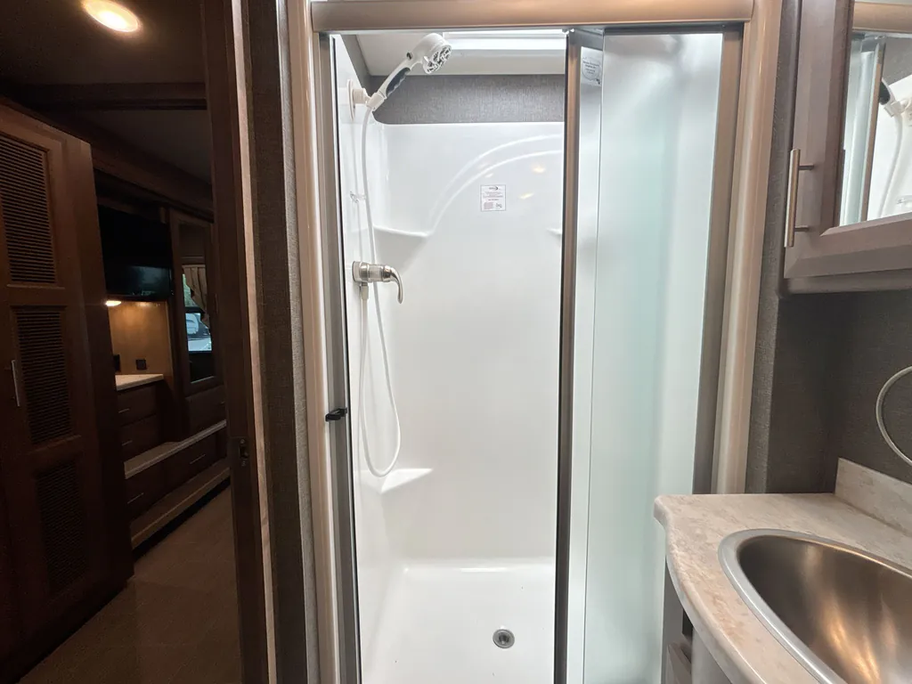 2022 Thor Motor Coach Challenger 35MQ, Photos photo 18