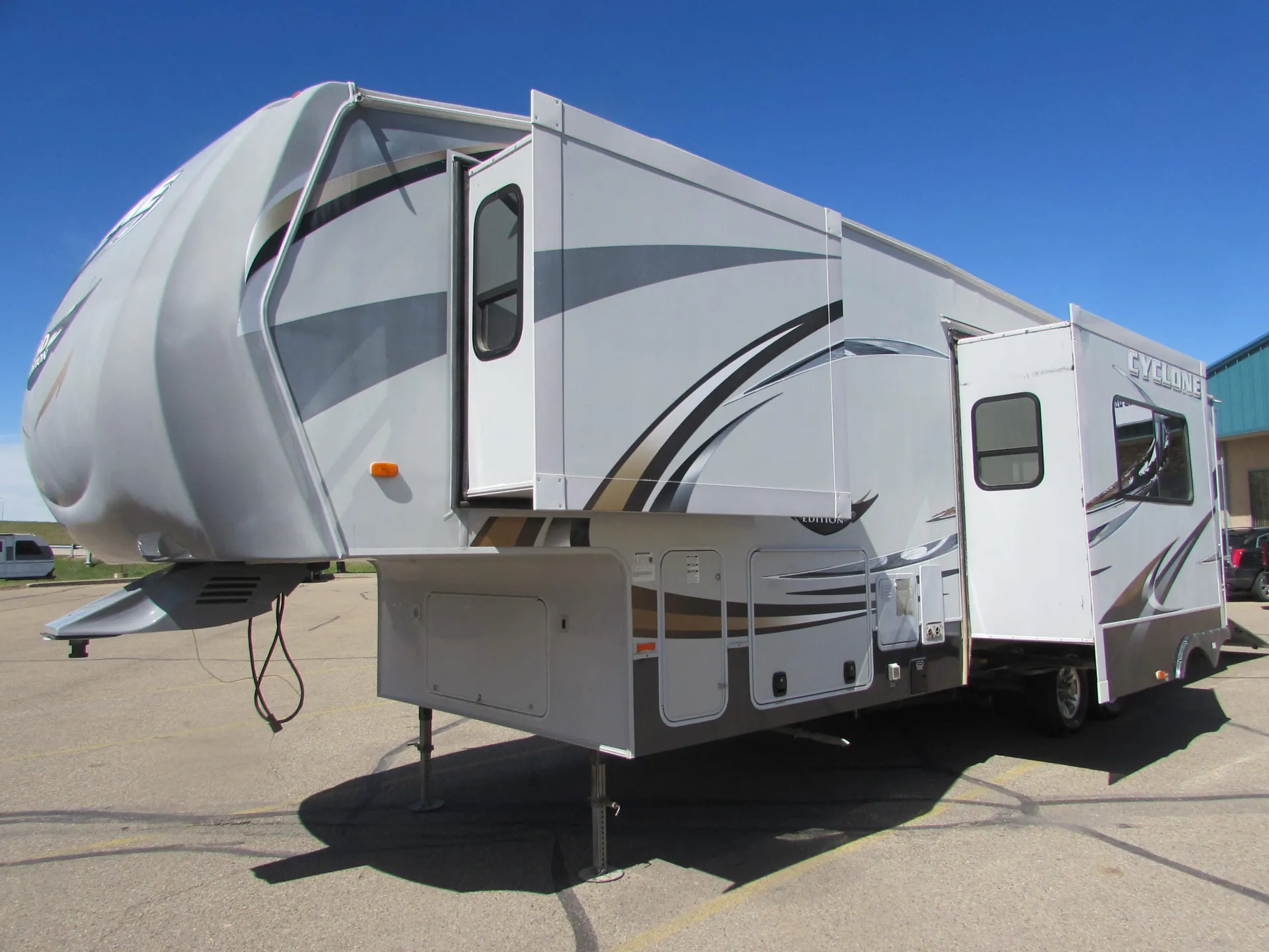 2011 Heartland Cyclone 3010 - Photo 3