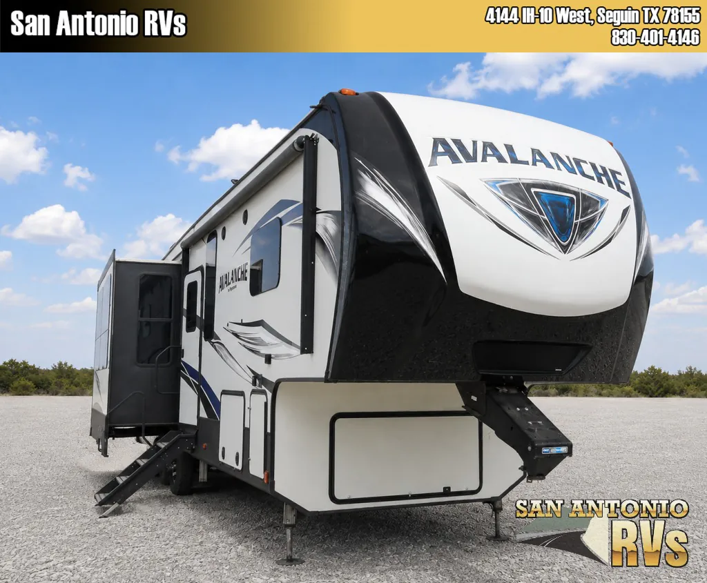 2018 Keystone Avalanche 321RS - Photo 2