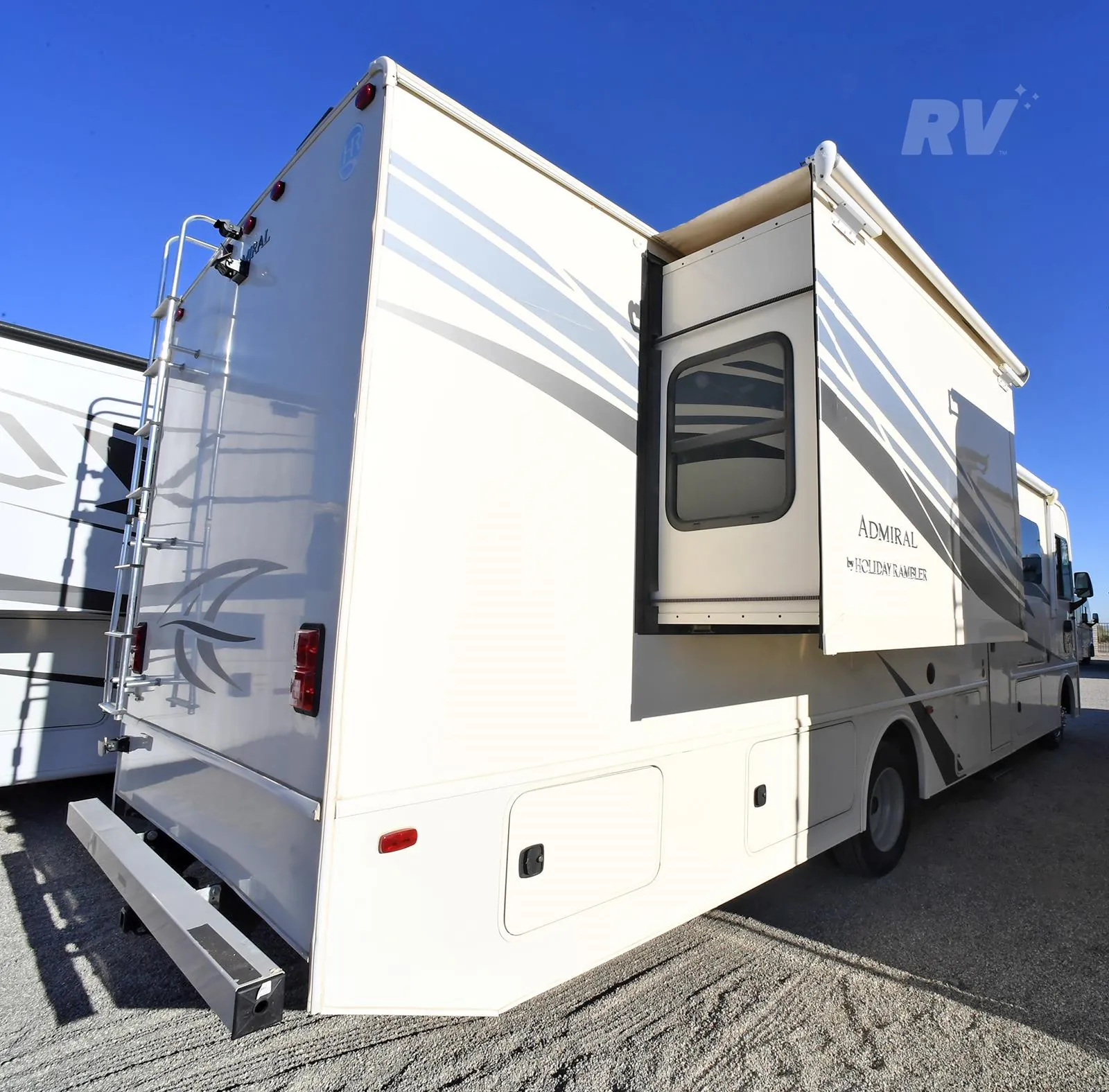 2019 Holiday Rambler Admiral 32S dealer photo 10 from RV World Yuma