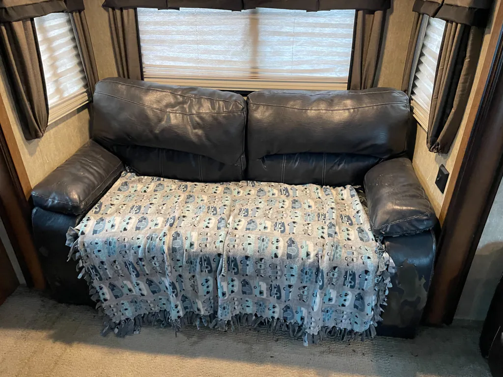 2015 Keystone Montana 3100RL, Photos photo 5