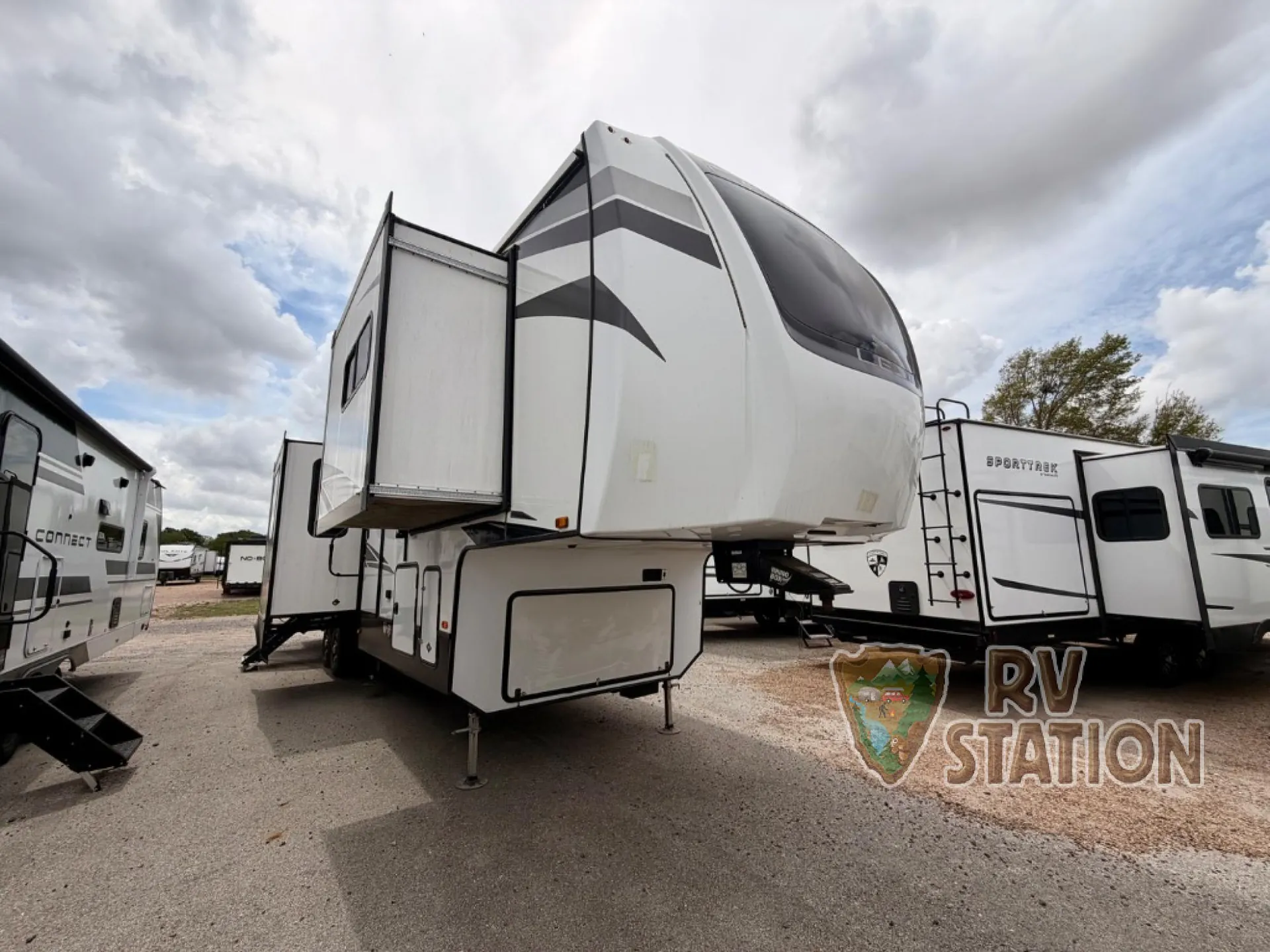 2022 Forest River Cardinal Limited 403FKLE - Photo 2