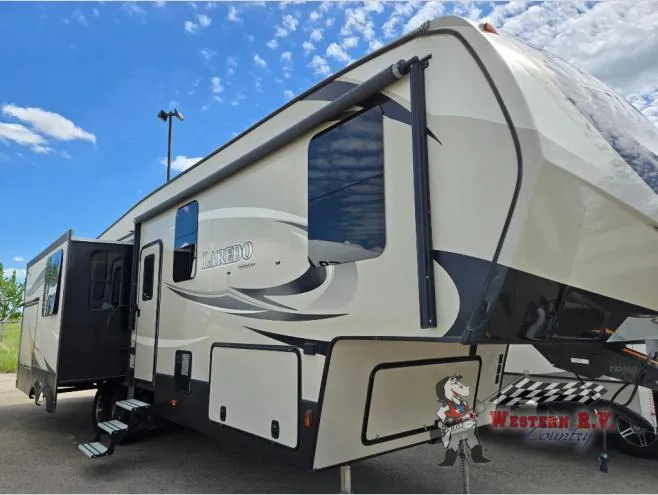 2017 Keystone Laredo 325RL - Photo 3