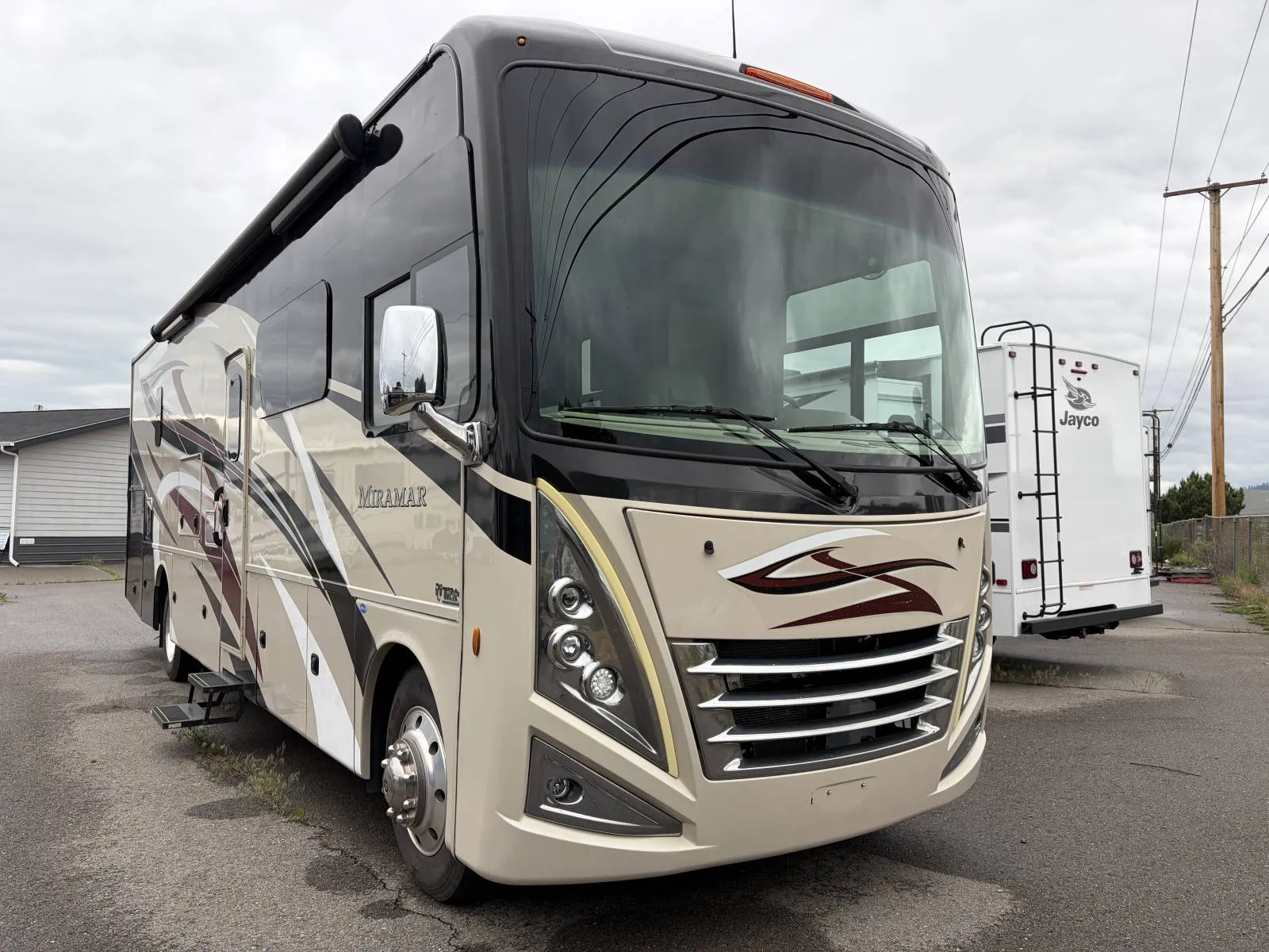 2022 Thor Motor Coach Miramar 34.6 - Photo 2