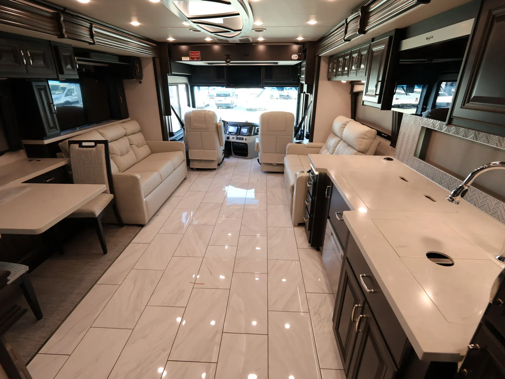 2025 Fleetwood Discovery 38W - Photo 4