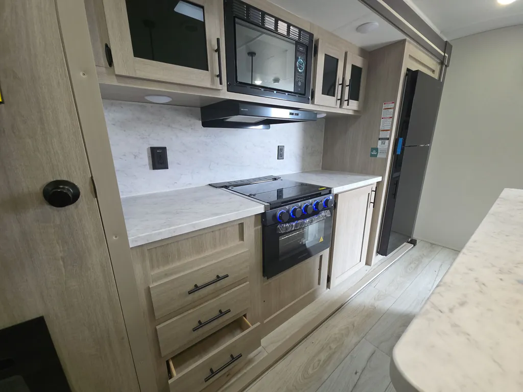 2027 East to West Della Terra 272RL, Photos photo 8