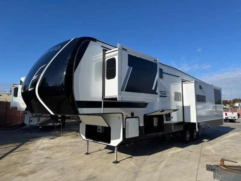 2025 Shasta Phoenix Lite 368TBH - Photo 4