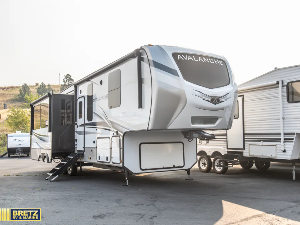 2022 Keystone Avalanche 312RS - Photo 2