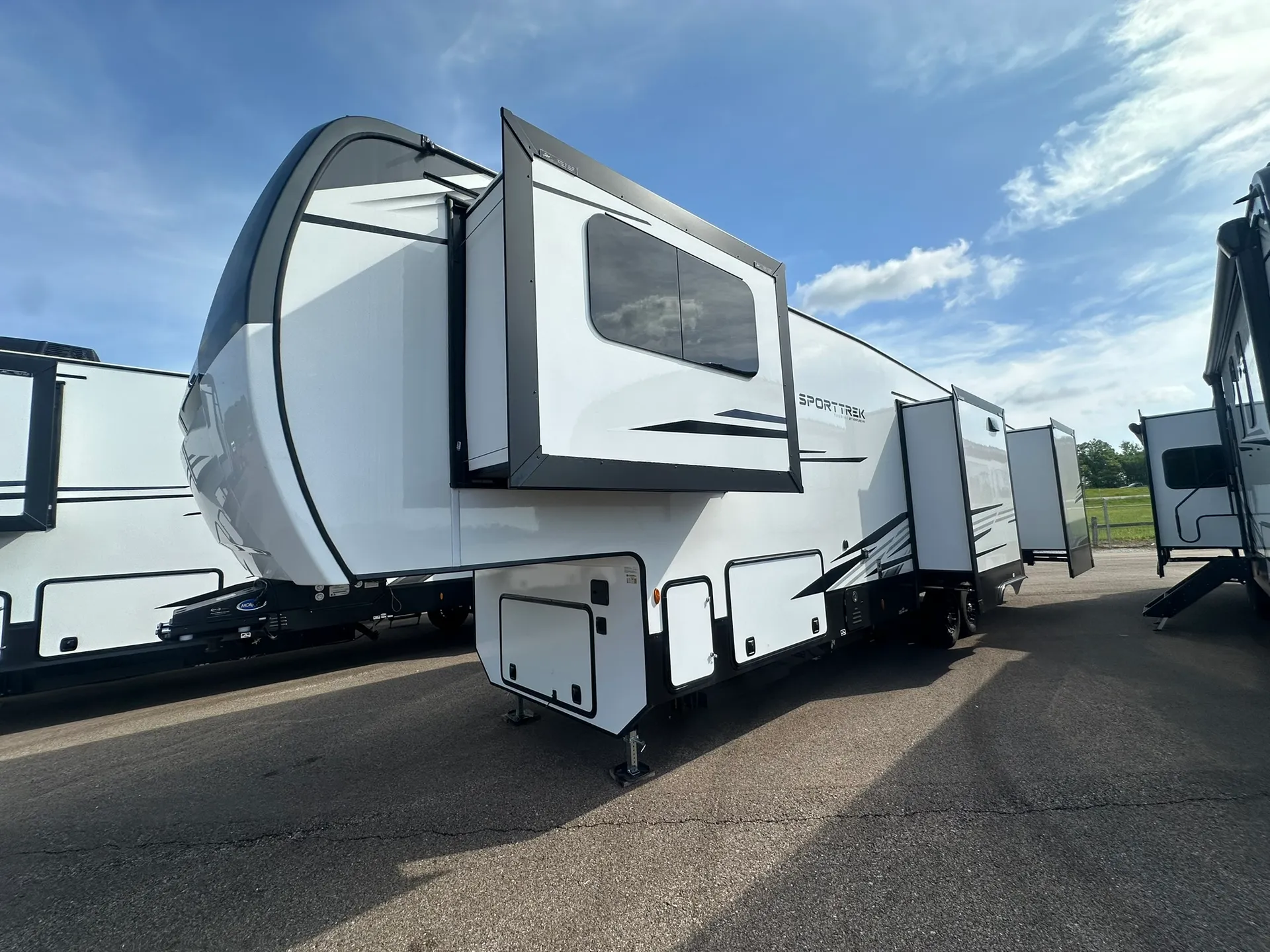 2026 Venture RV SportTrek 5 Touring Edition STTF354VBH - Photo 2