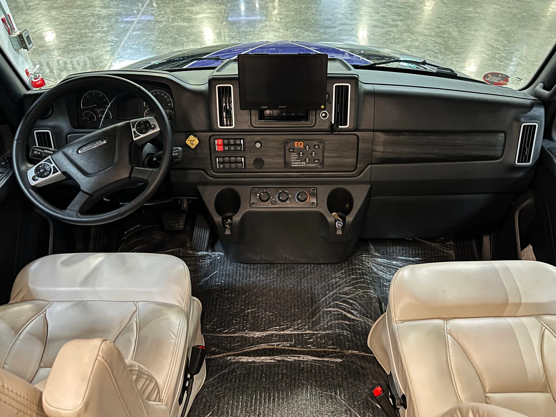 2025 Jayco Seneca Prestige 37M - Photo 3