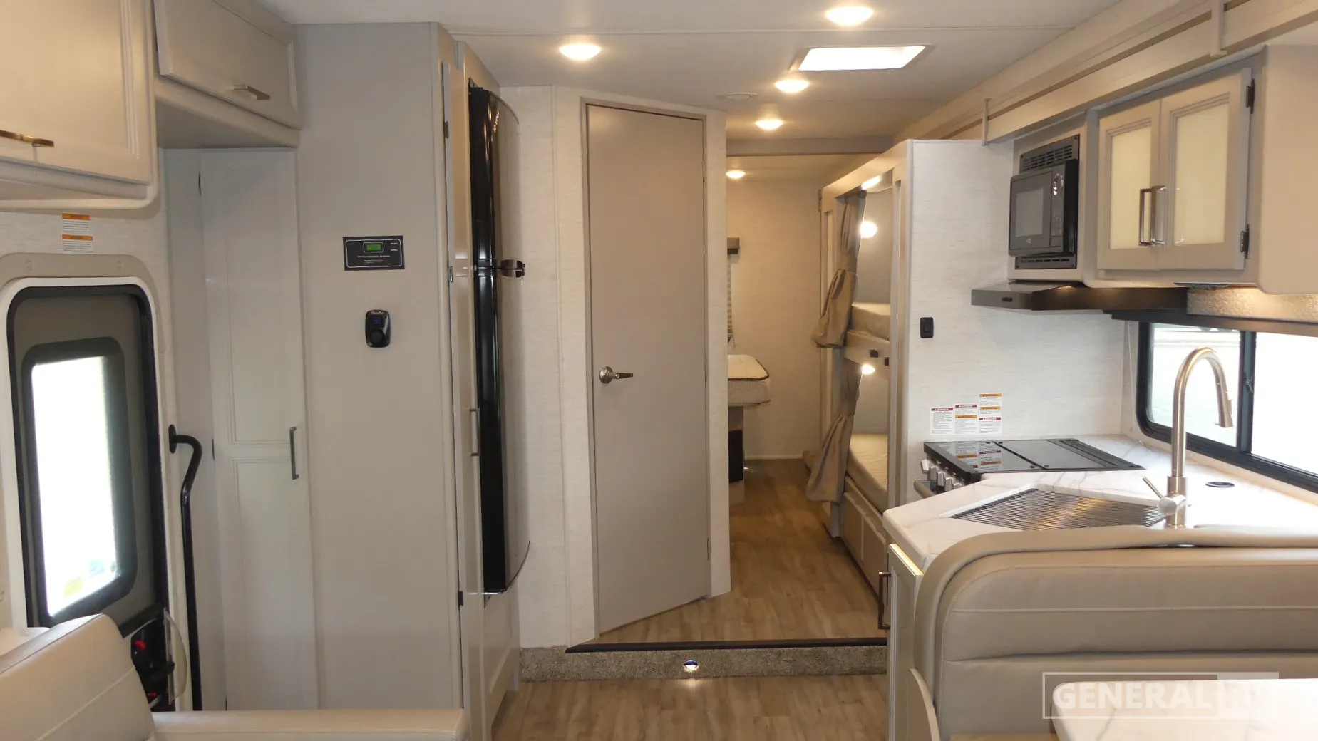 2025 Thor Motor Coach Coleman 31CM - Photo 3
