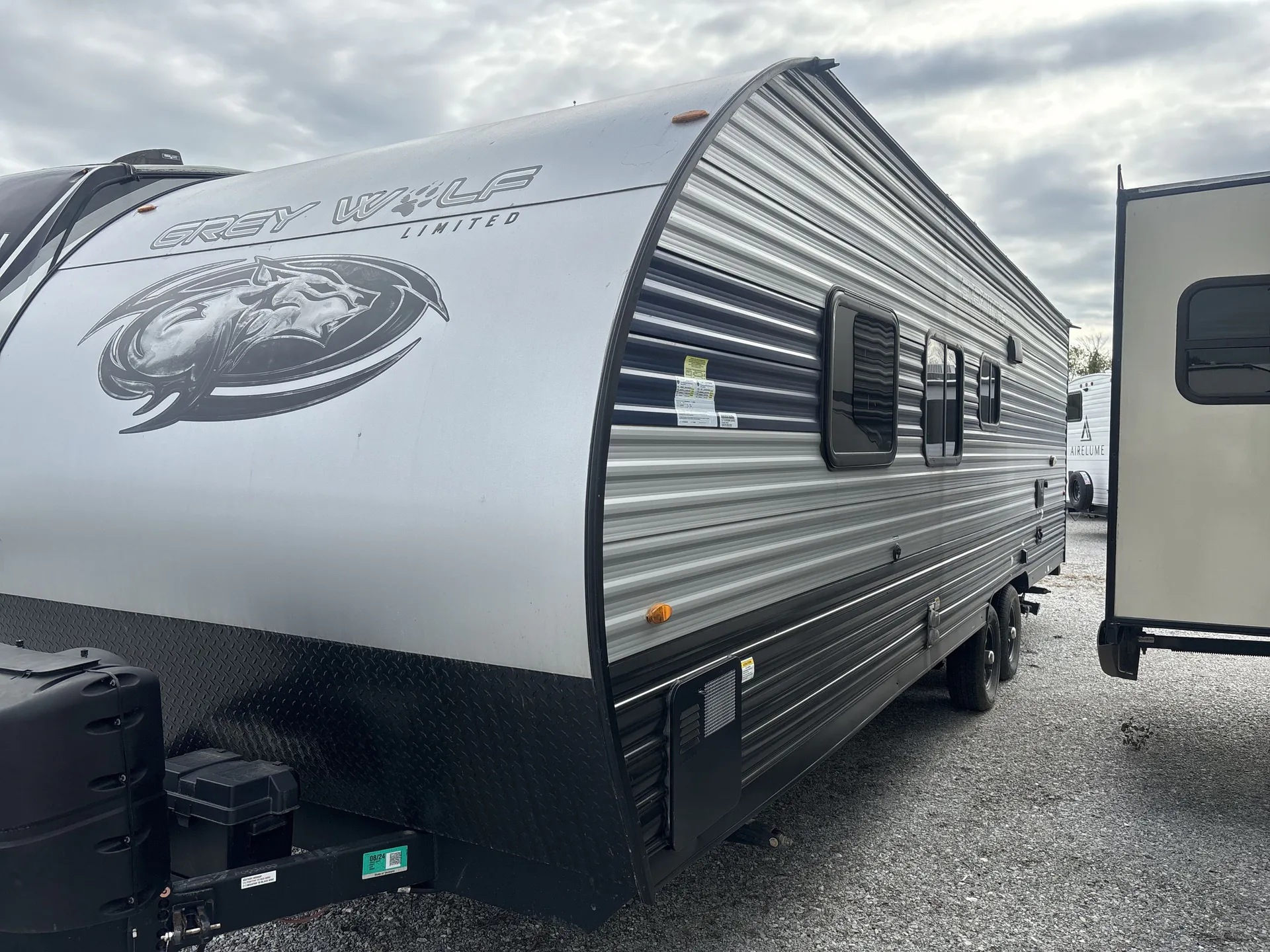 2022 Forest River Cherokee Grey Wolf 26DJSE — off campside