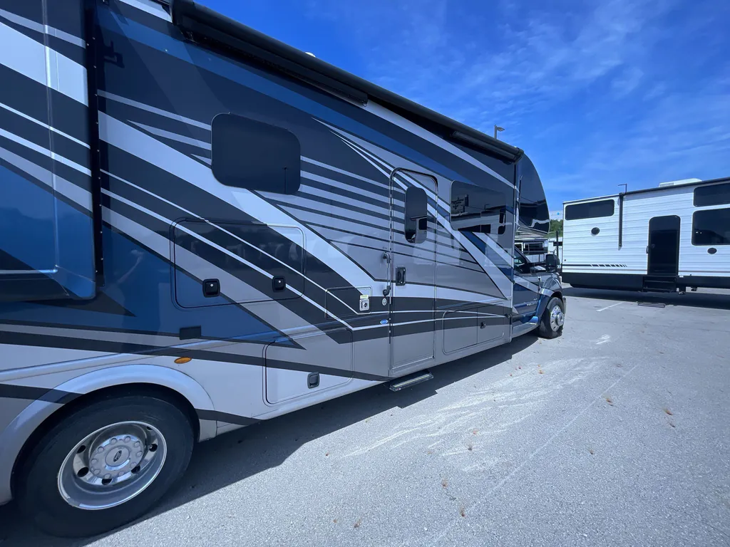 2022 Thor Motor Coach Magnitude RS36, Photos photo 18