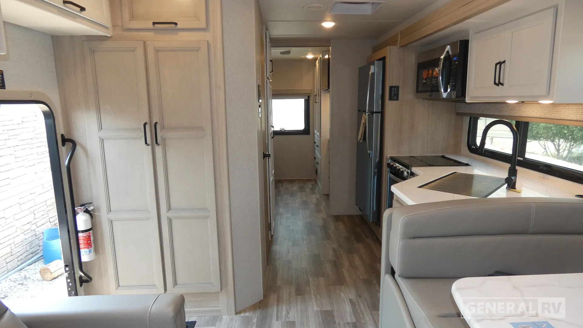 2027 Thor Motor Coach Magnitude Grand X32 - Photo 3