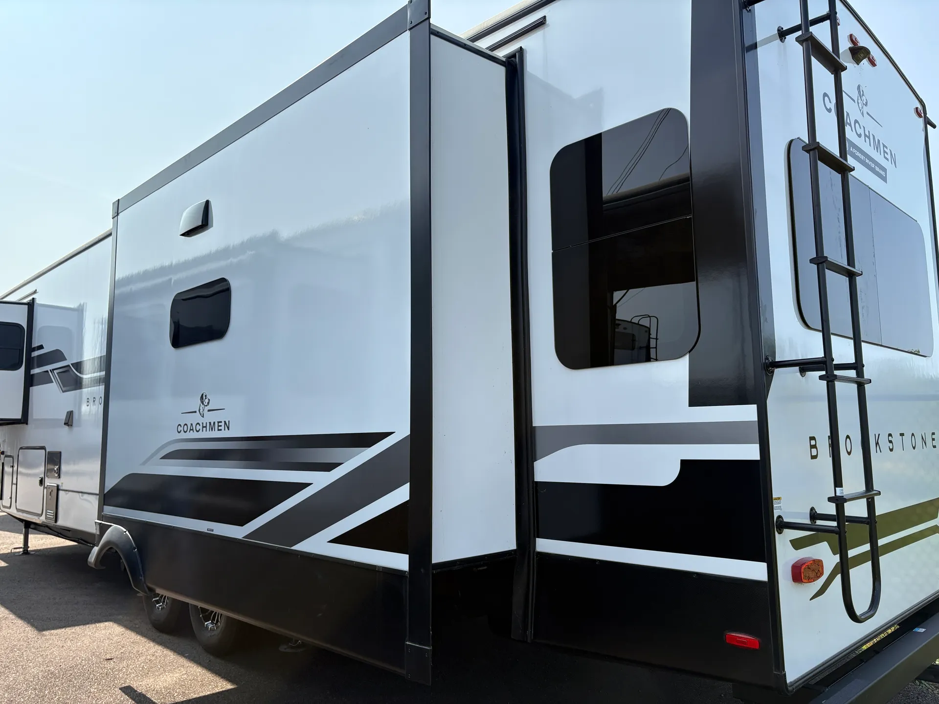 2025 Coachmen Brookstone 370RLLO - Photo 3