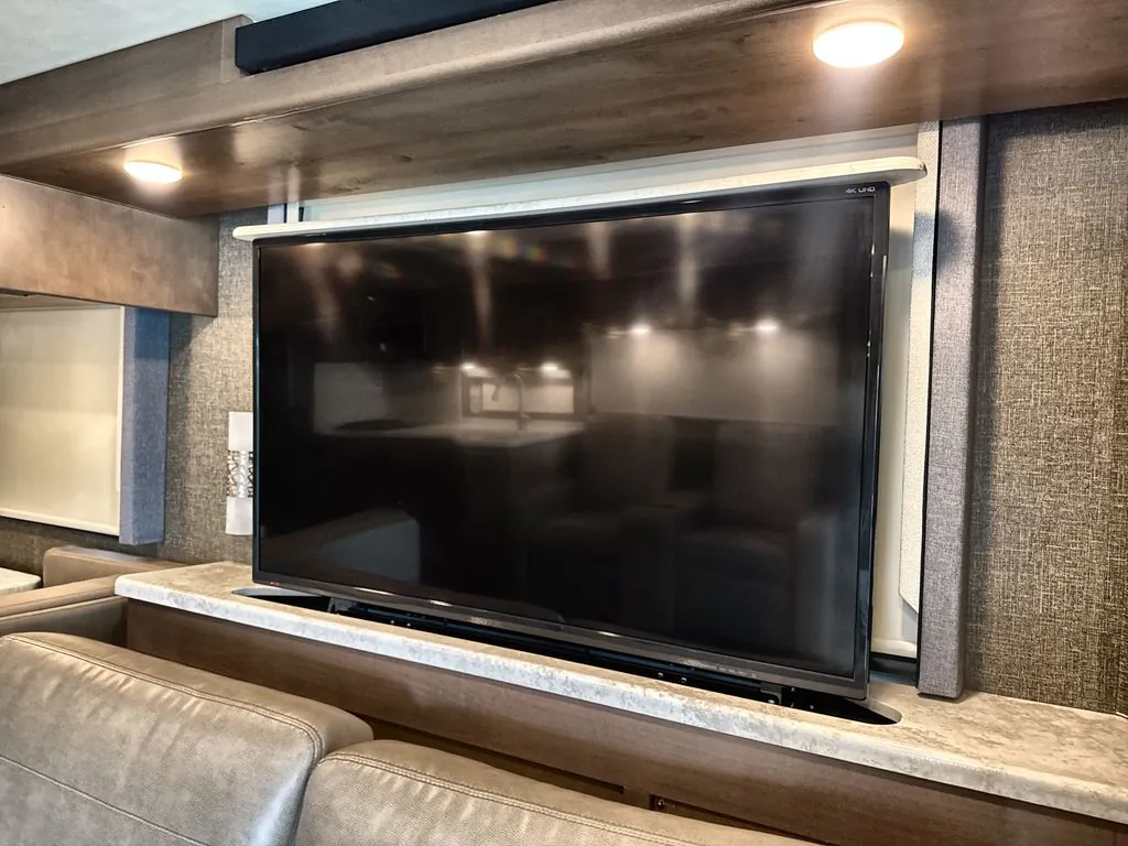 2022 Thor Motor Coach Challenger 35MQ, Photos photo 6