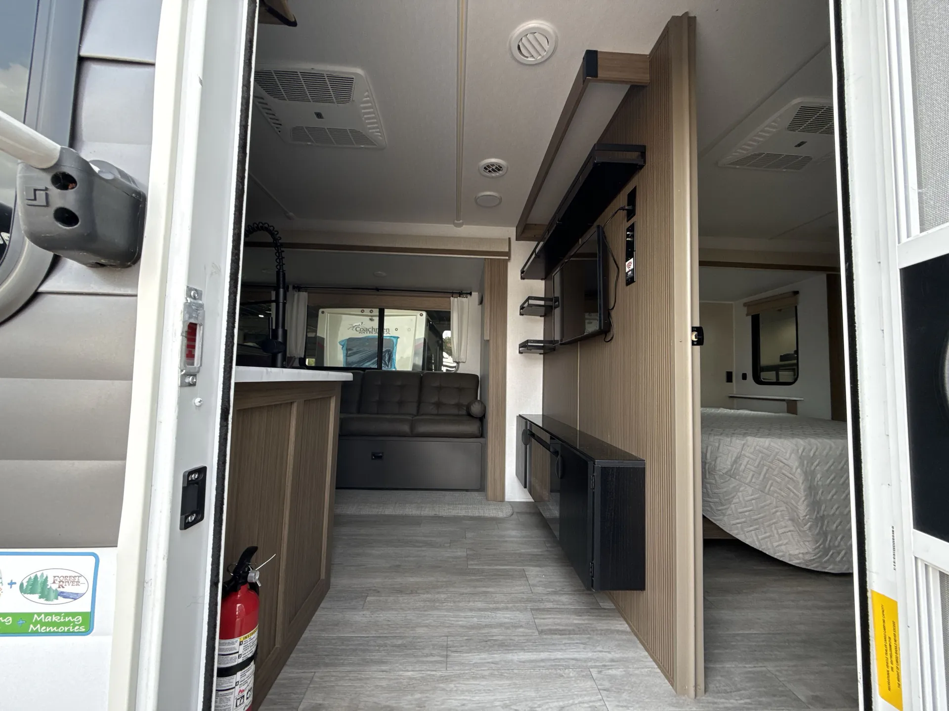 2025 Forest River Wildwood 33TS — off campside