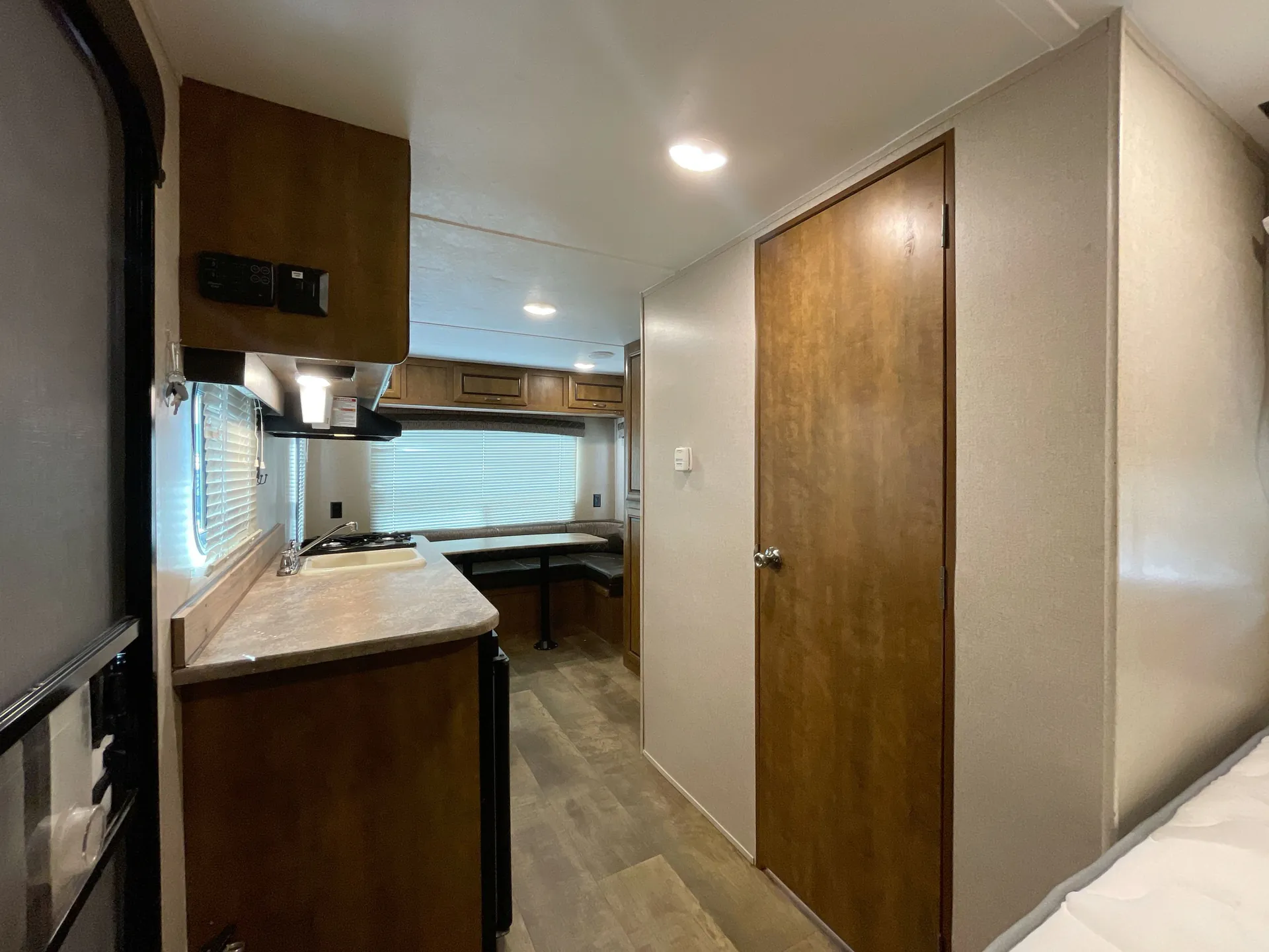 2018 crossroads Zinger 18RD — living area main