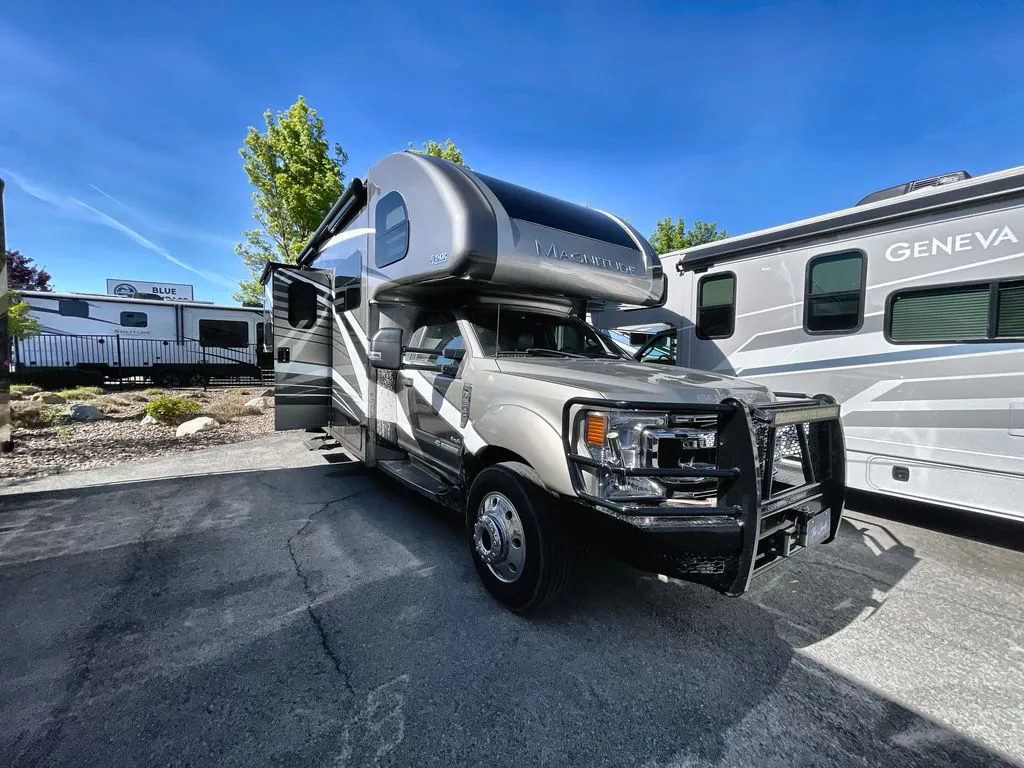 2022 Thor Motor Coach Magnitude BT36 - Photo 2