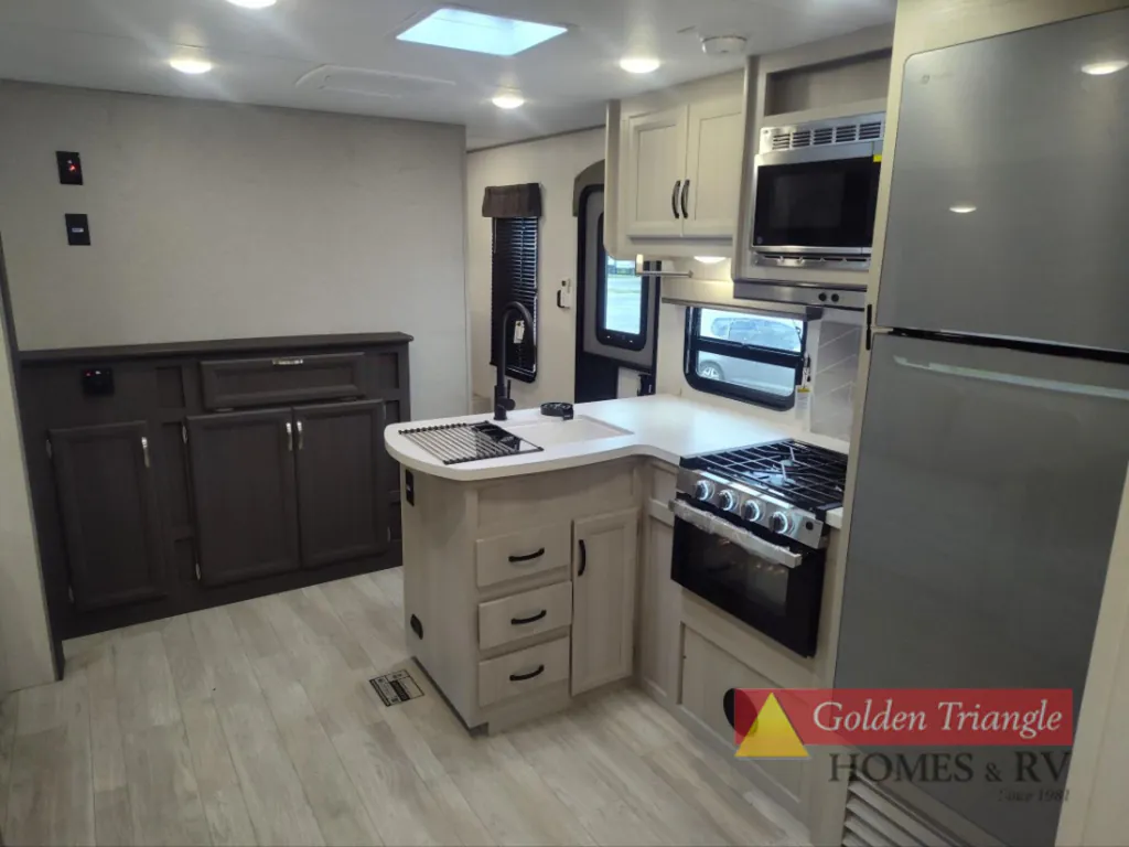 2027 Coachmen Catalina Legacy Edition 333DBDSCK, Photos photo 6