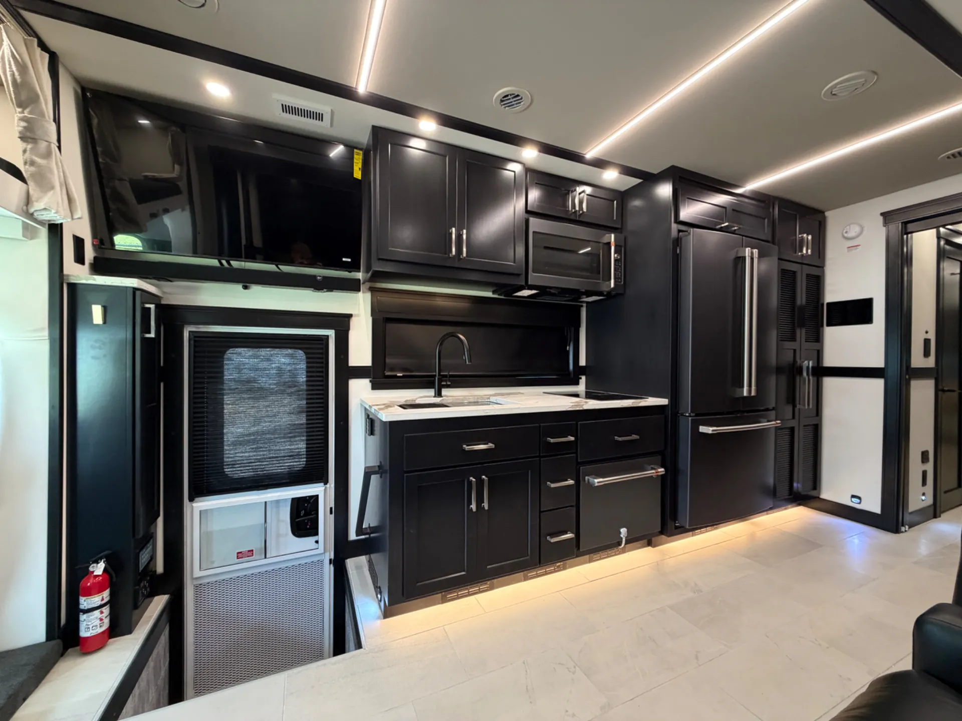2027 Showhauler Adventure A45BB - Photo 4