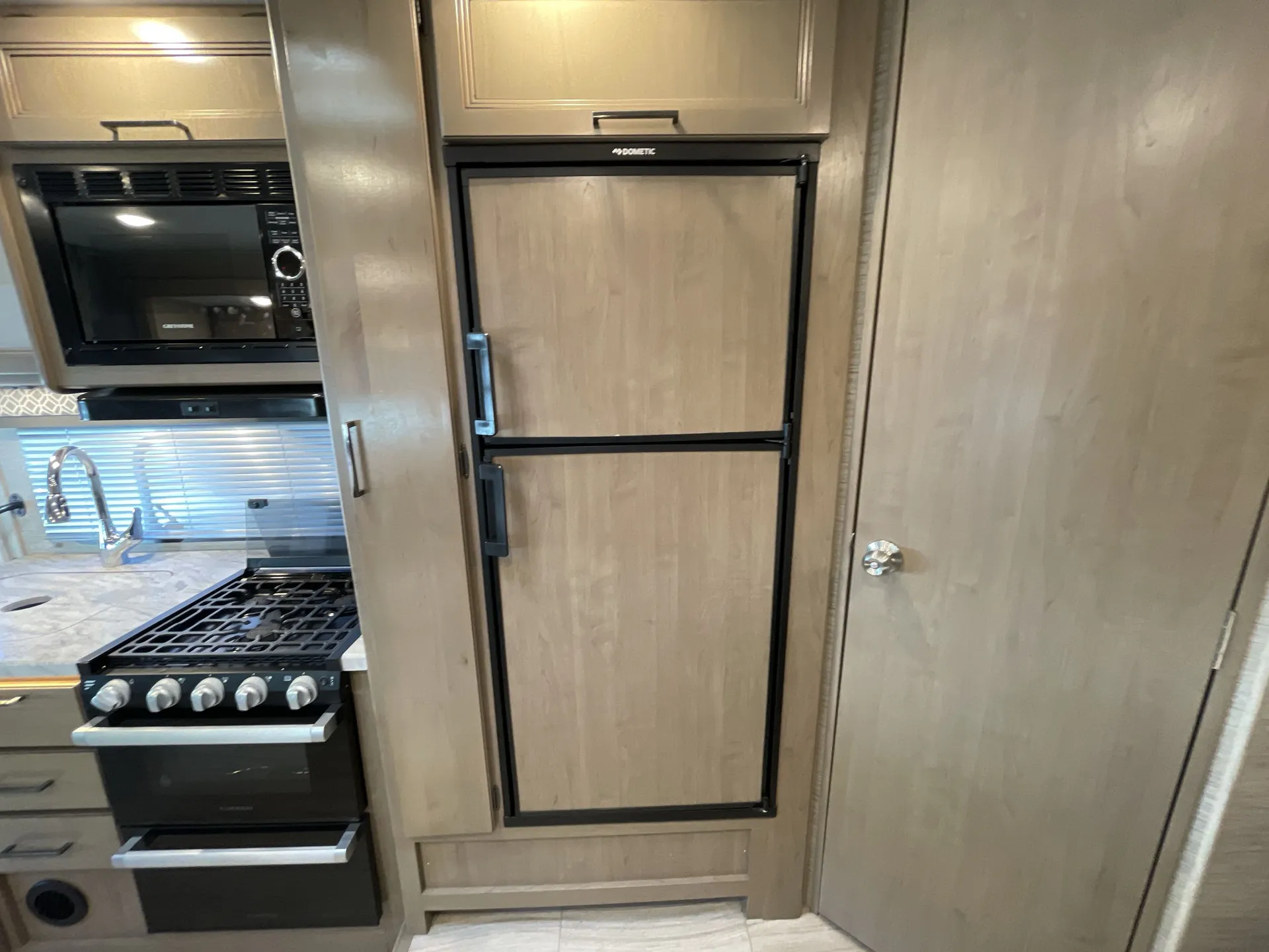 2022 Thor Motor Coach Coleman 24CM — living area main