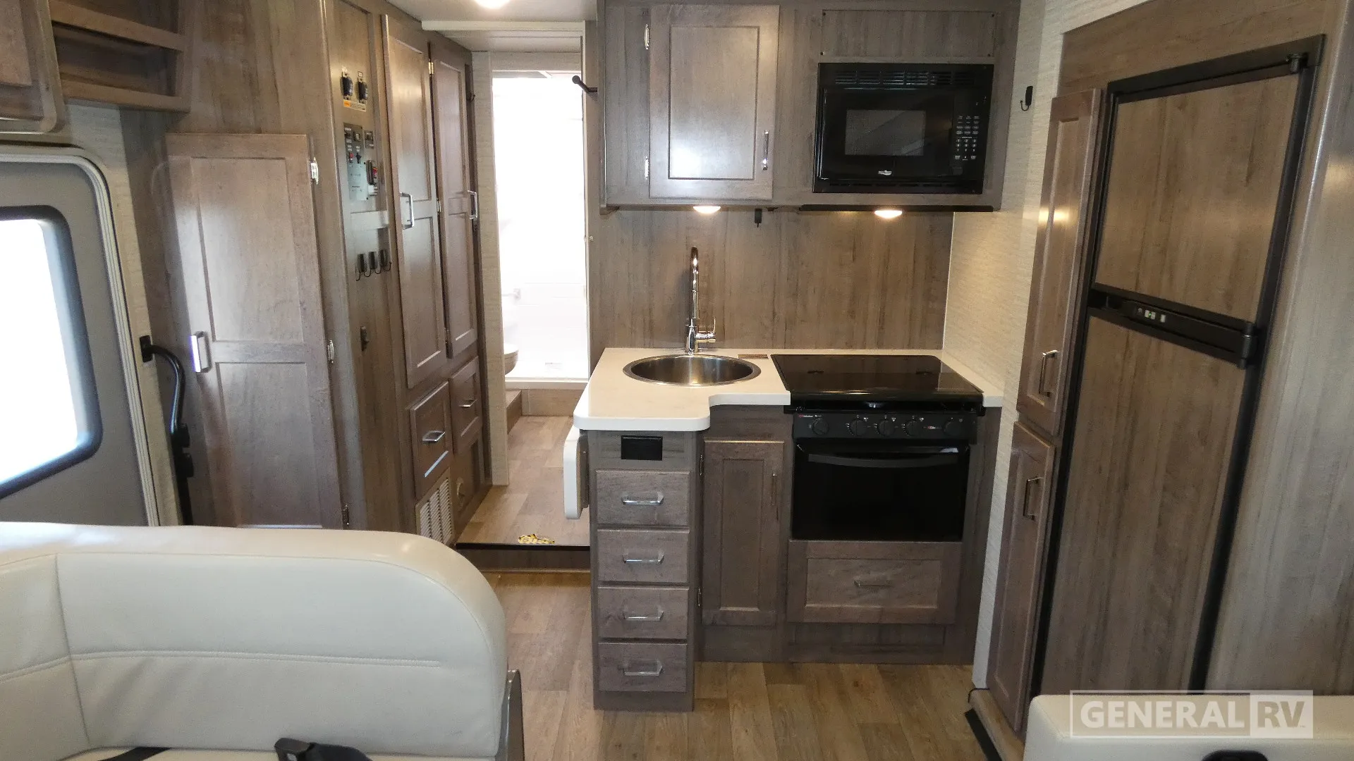 2025 Winnebago Spirit 26T - Photo 3