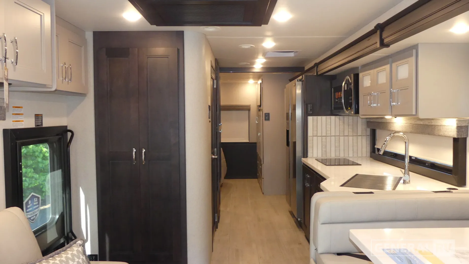 2026 Thor Motor Coach PASADENA SV 34XG - Photo 3
