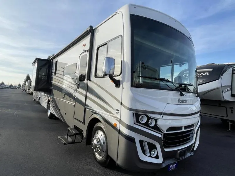 2024 Fleetwood Bounder 35K - Photo 2