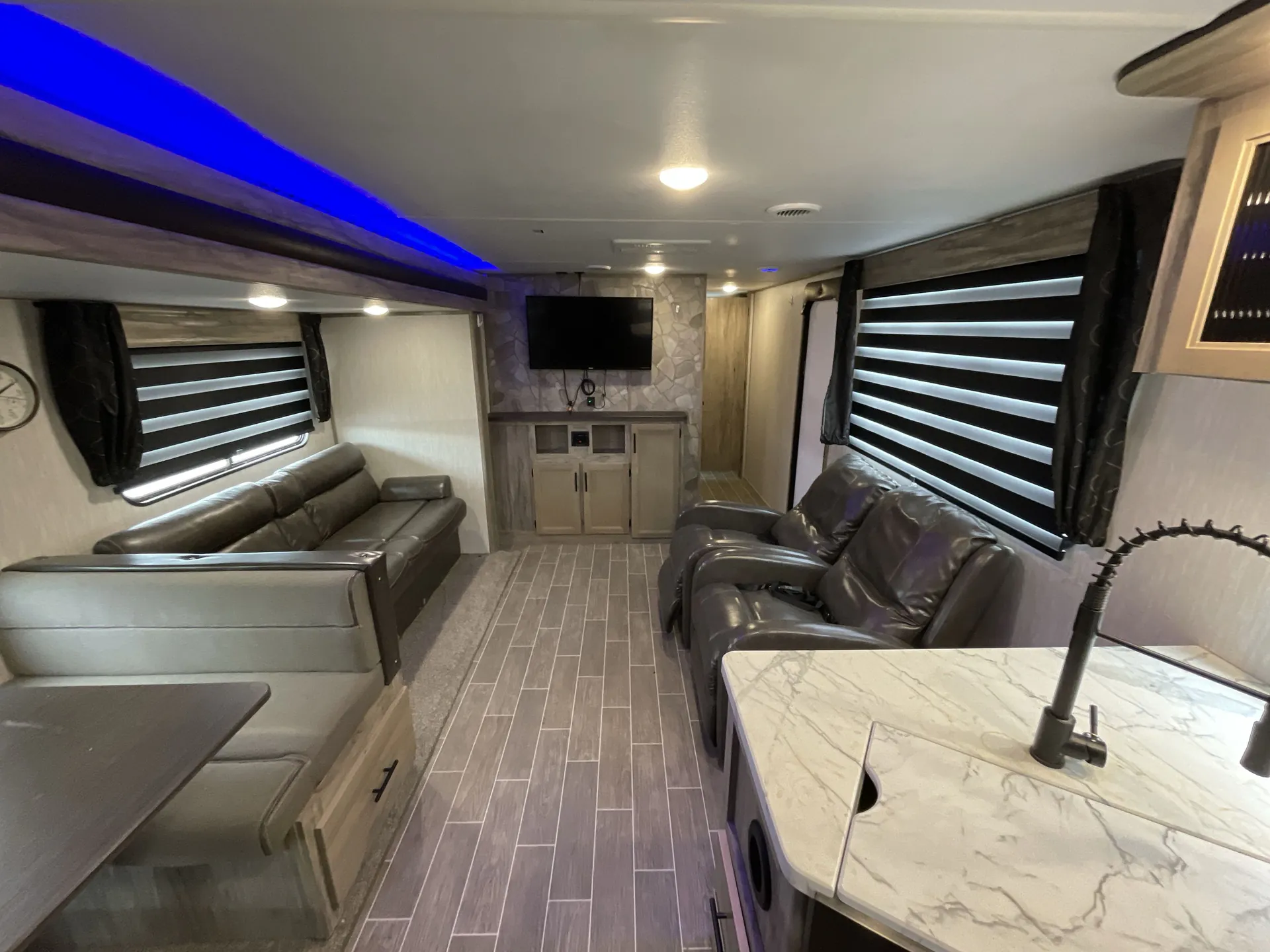 2020 Forest River Cherokee Alpha Wolf 27RK-L — living area main