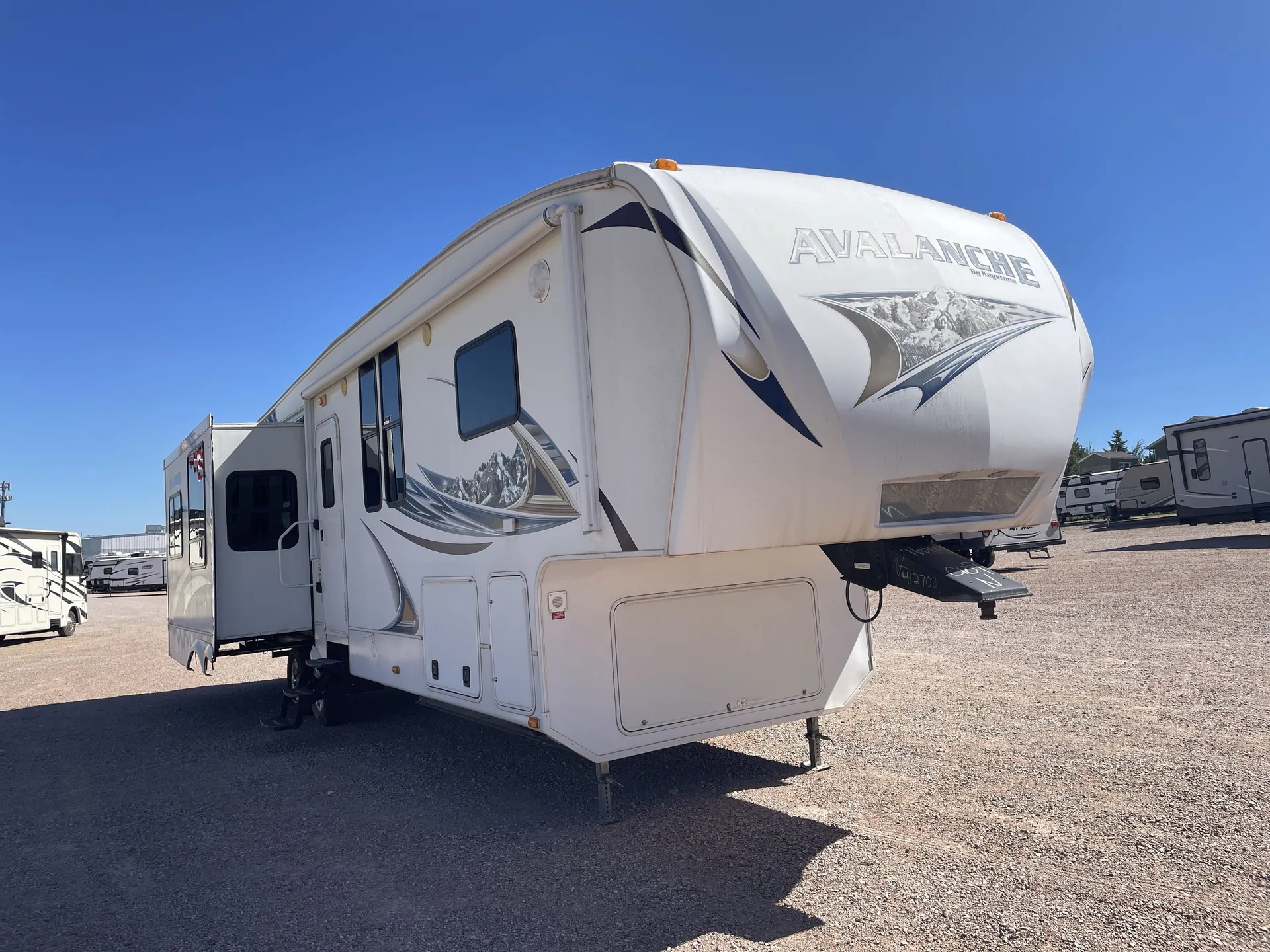 2011 Keystone Avalanche 330RE — Photo 1