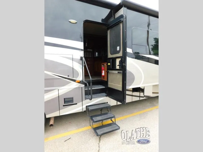 2017 Winnebago Suncruiser 37F - Photo 2