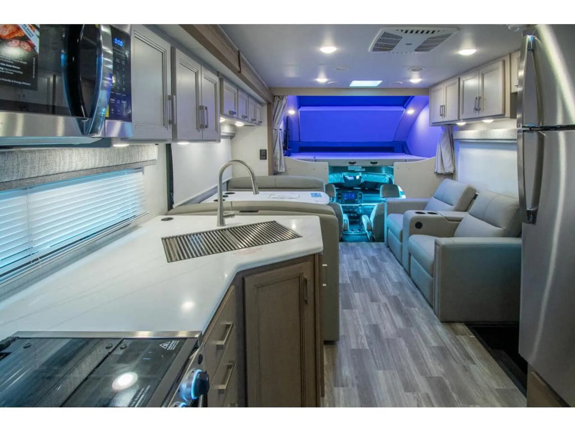2027 Thor Motor Coach Magnitude Grand L35 - Photo 3