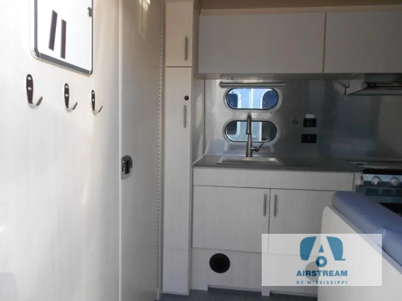 2026 Airstream Flying Cloud 23FB - Photo 4