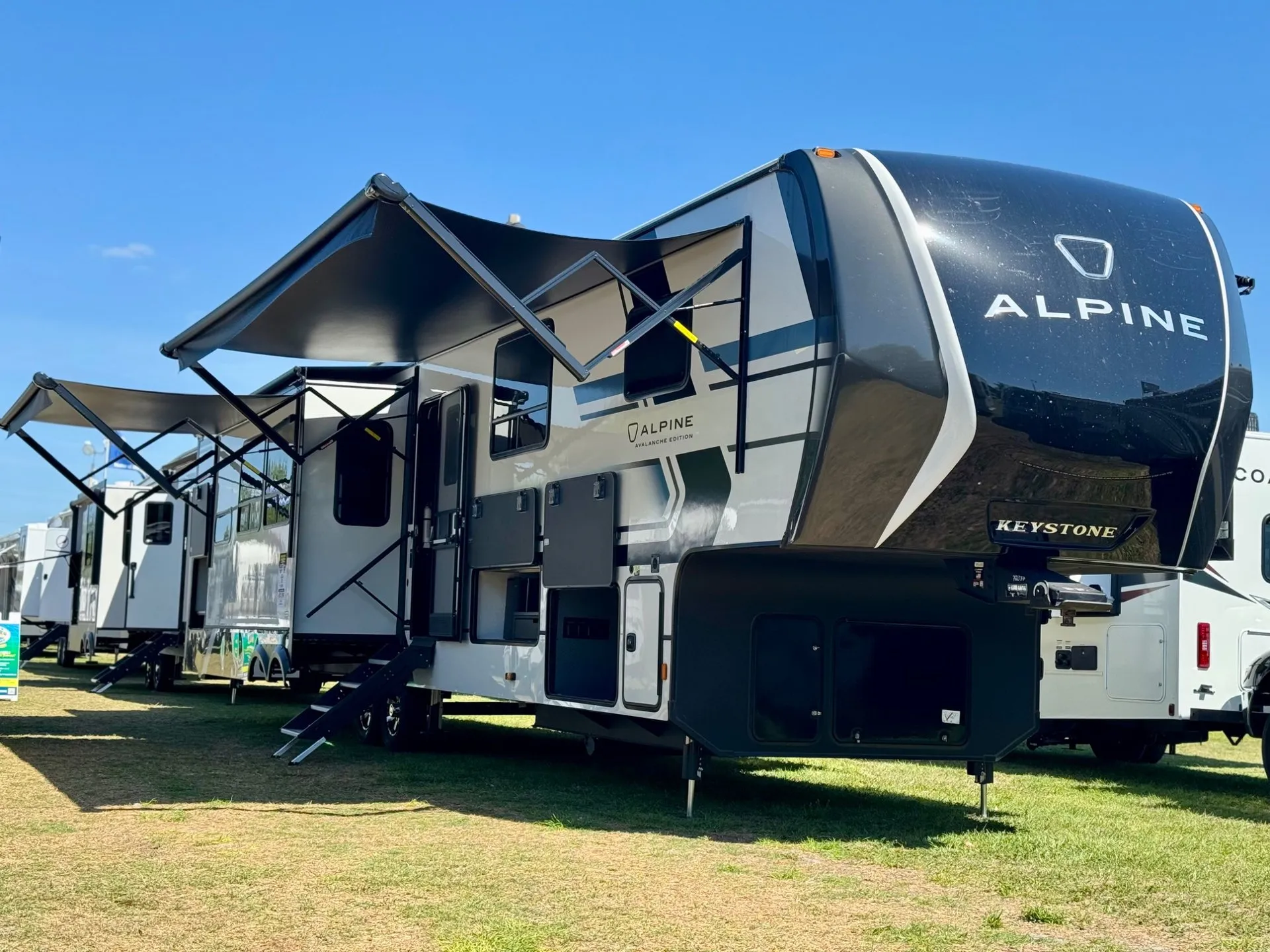 2026 Keystone Alpine Avalanche Edition 379MB - Photo 2