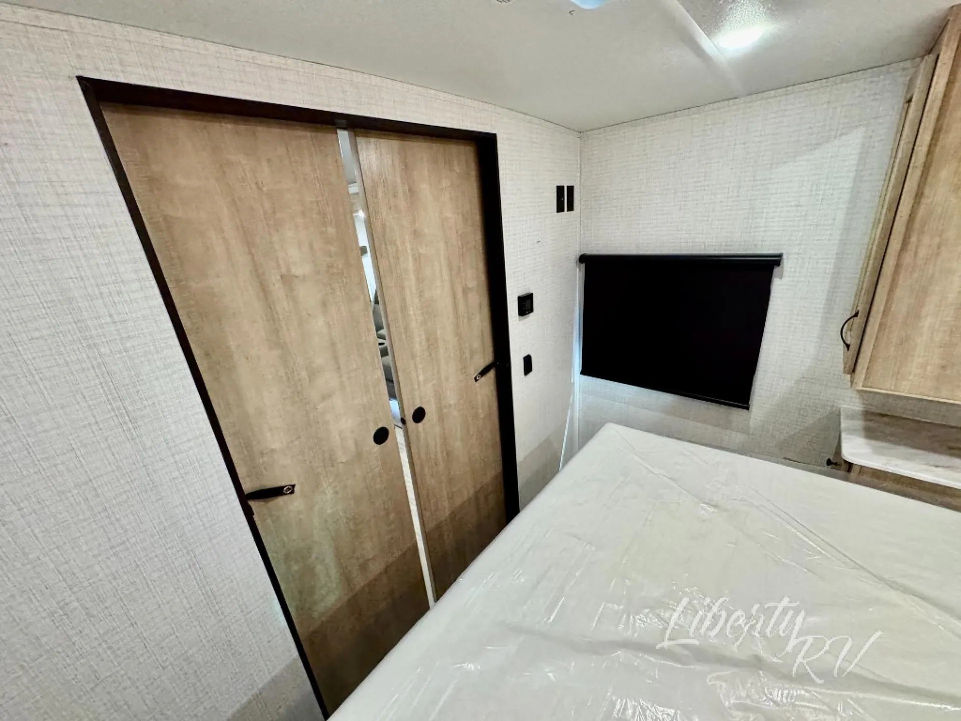 2027 Forest River Solaire 2420RBS — Photo 7