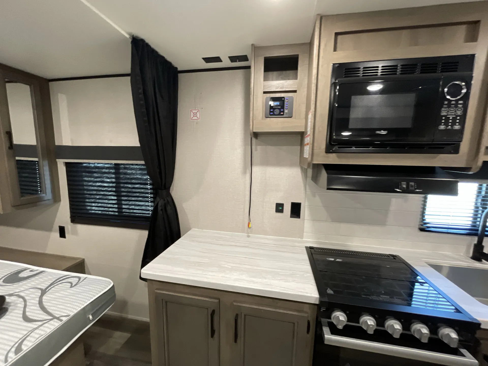 2023 Starcraft Autumn Ridge 20FBS — living area main