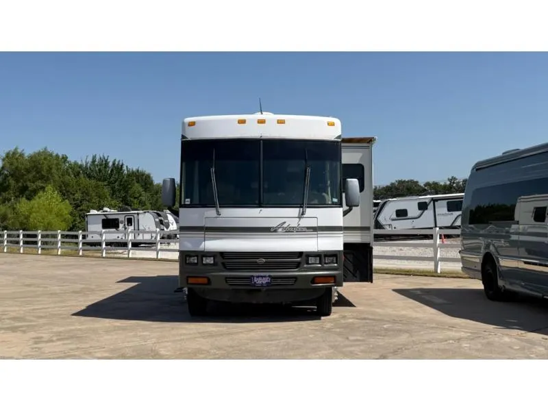 2002 Winnebago Adventurer 32V - Photo 3