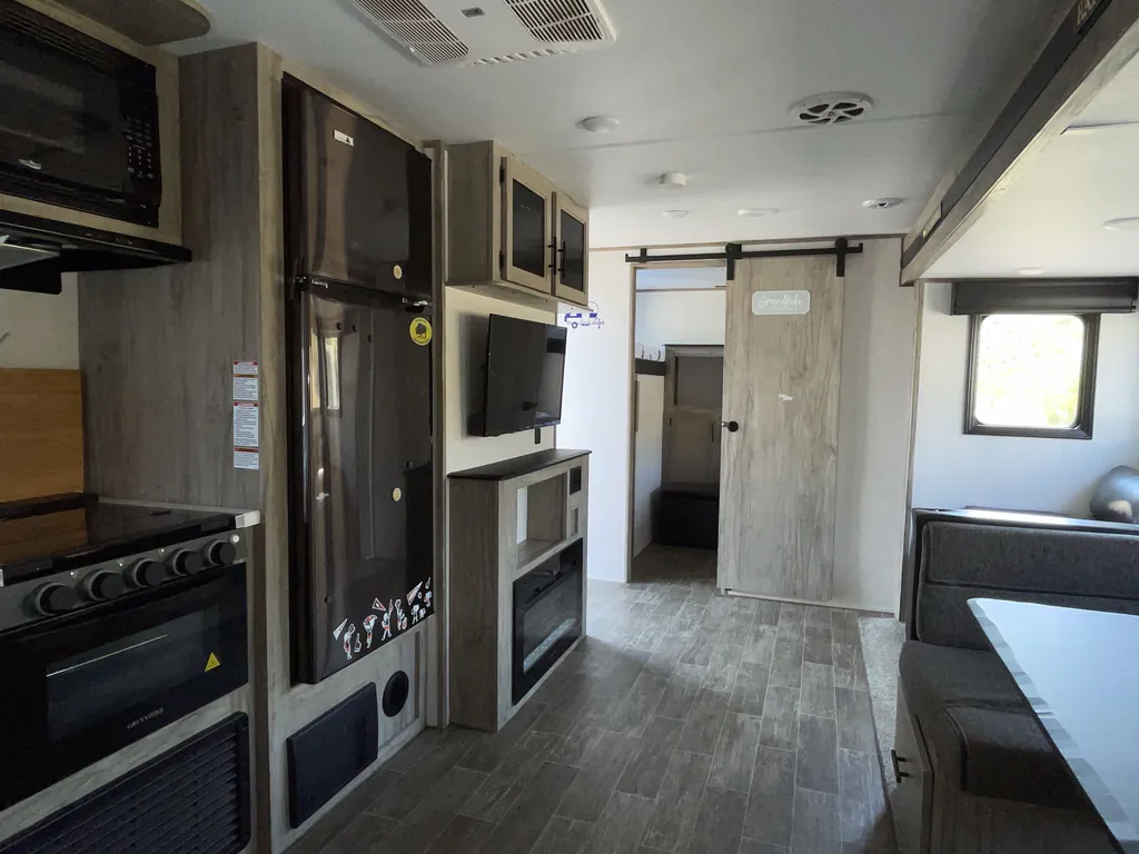 2021 Forest River Cherokee Alpha Wolf 30DBH-L, Photos photo 6