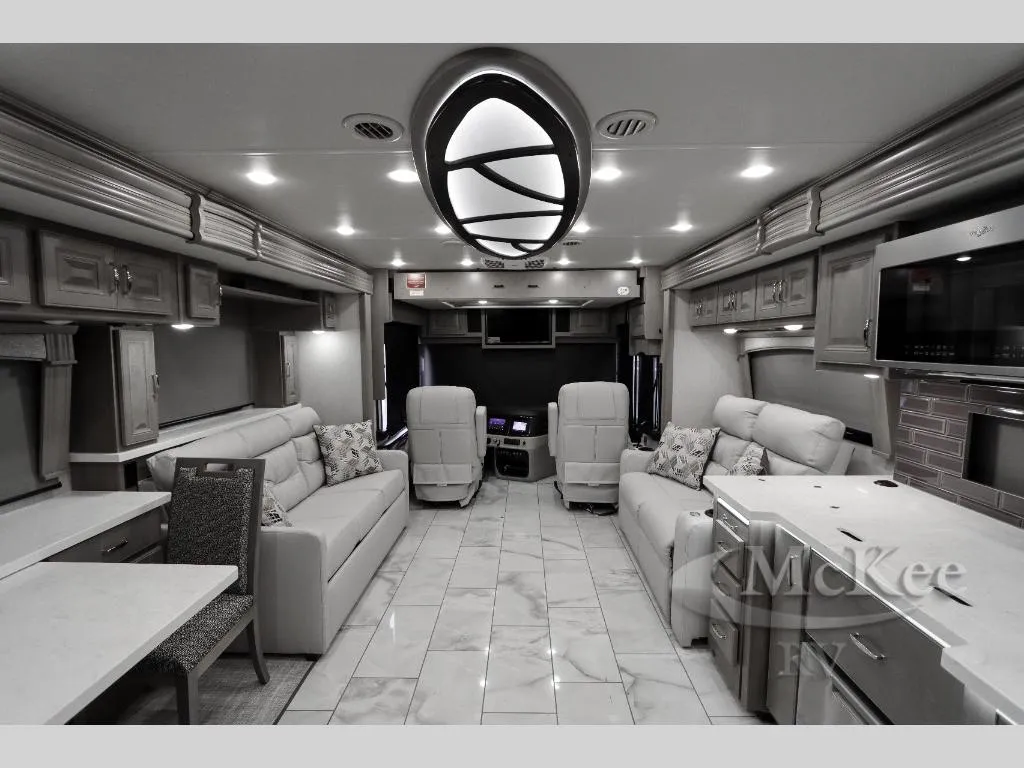2025 Fleetwood Discovery 38W - Photo 3