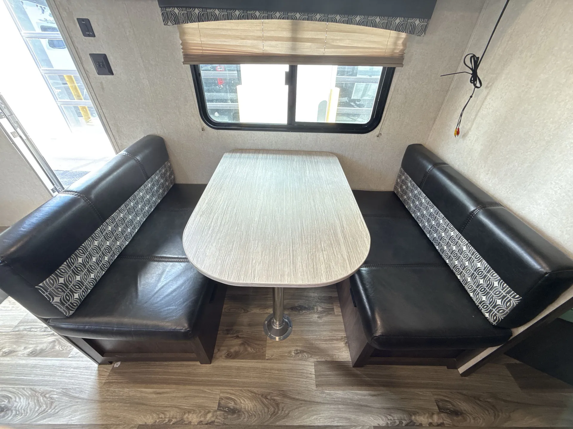 2019 starcraft Autumn Ridge Outfitter 26BHS — living area main