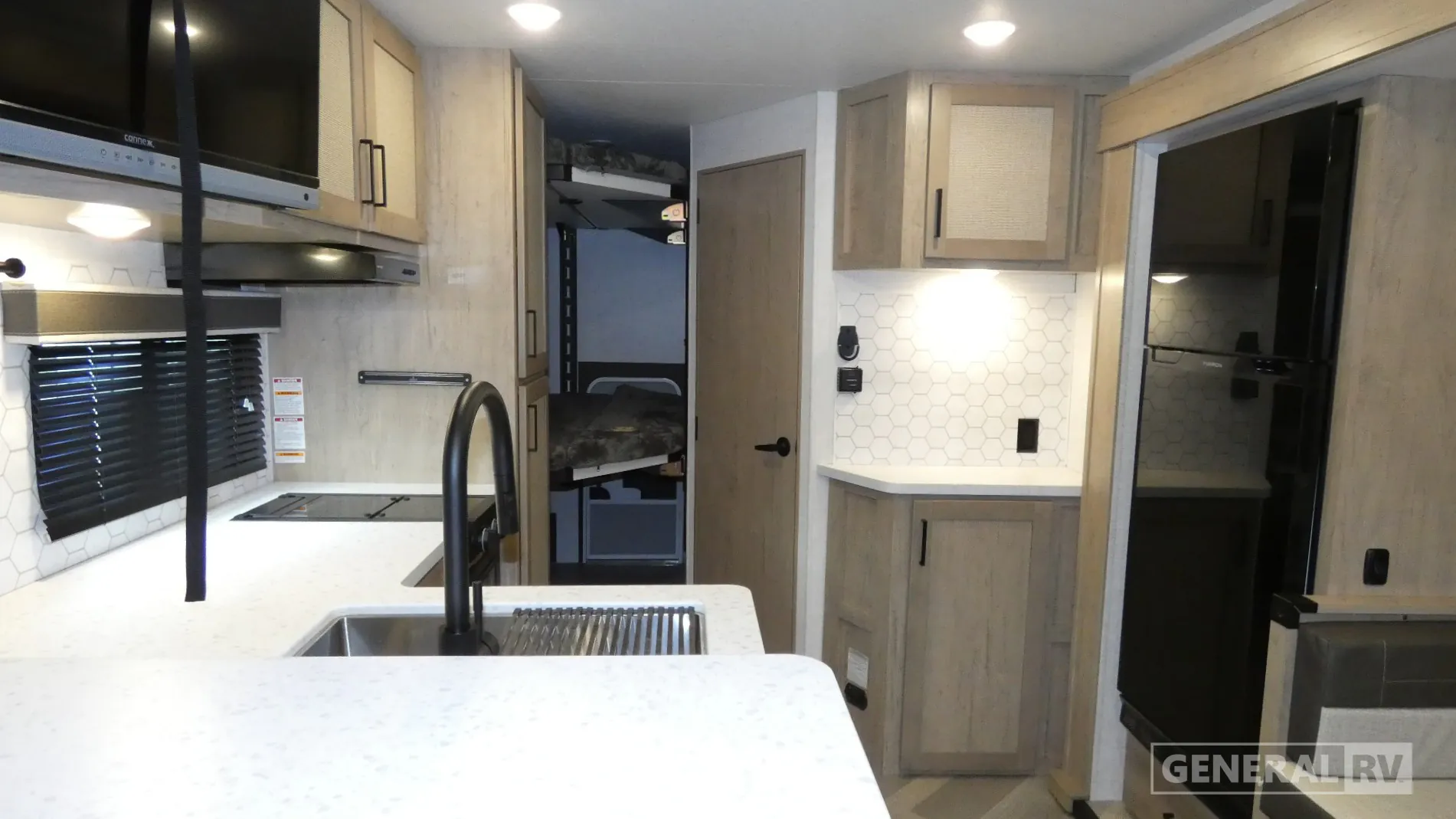 2025 Ember RV E-Series 22ETS - Photo 3